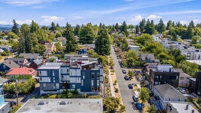 Building Photo - Stunning Columbia City Townhome w/ Views and Air Conditioning