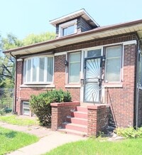 Building Photo - Spacious Showstopper