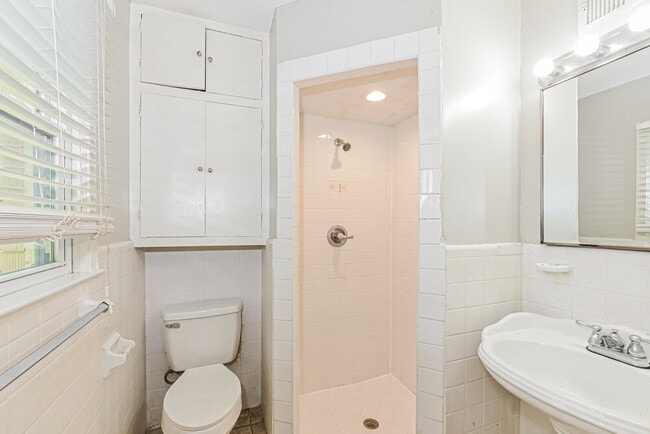 Building Photo - 1172 Oak Ridge Dr