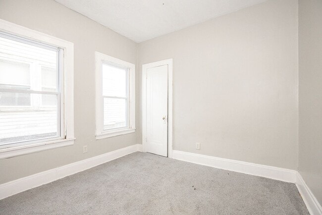 Building Photo - 5 BED 2 BATH BEAUTIFUL SINGLE FAMILY HOME ...