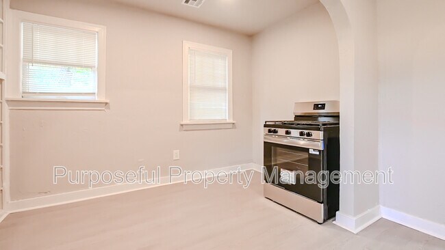 Building Photo - 2201 Glen Ellyn St