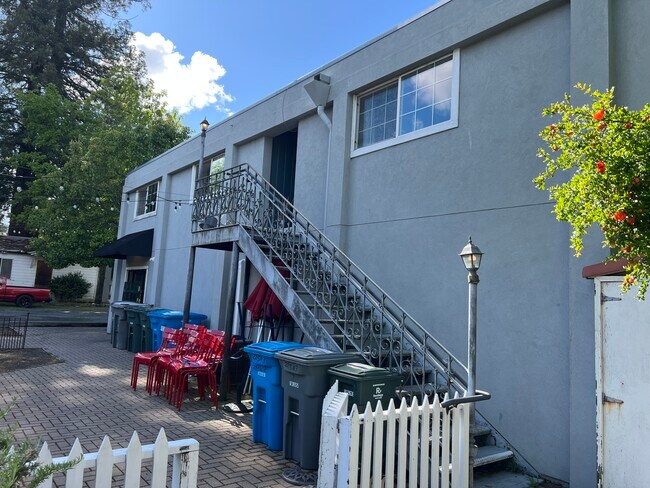 Building Photo - 225 N Cloverdale Blvd