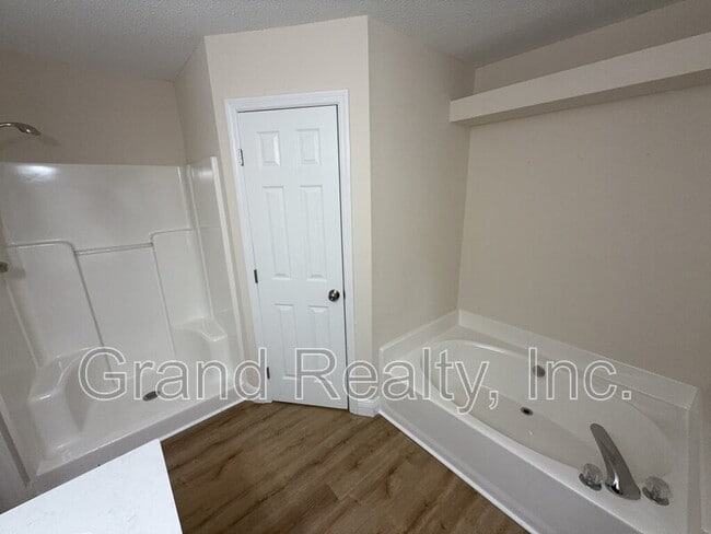 Building Photo - 4429 Amberwood Cir