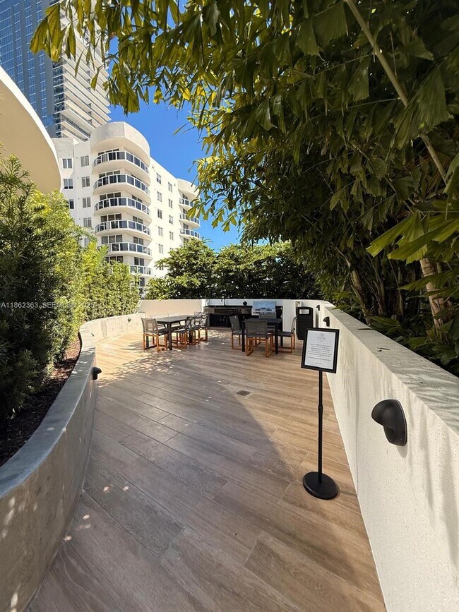 Building Photo - 700 NE 24th St