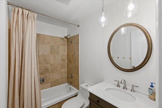 Building Photo - 559 W Surf St