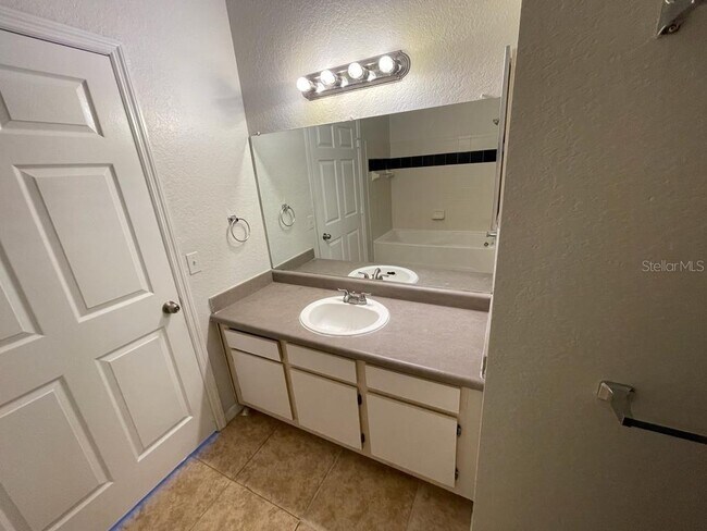 Building Photo - 6033 Westgate Dr