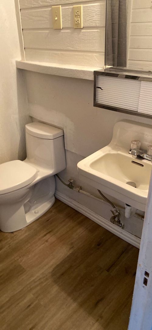 Building Photo - Cozy Home