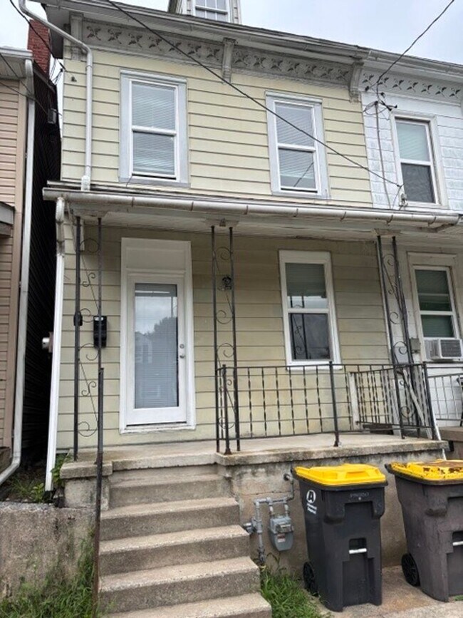 Building Photo - 22 S Elm St