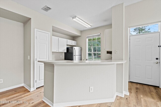 Building Photo - 13700 Richmond Park Dr N