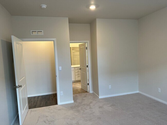 Building Photo - Newer single level 3-bedroom 2 bath house in Springfield!