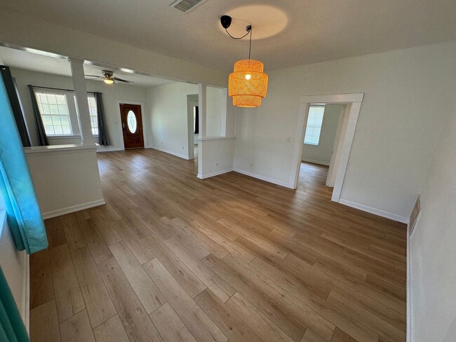Building Photo - Downtown - Pensacola - 3 bedroom, 2 bathroom