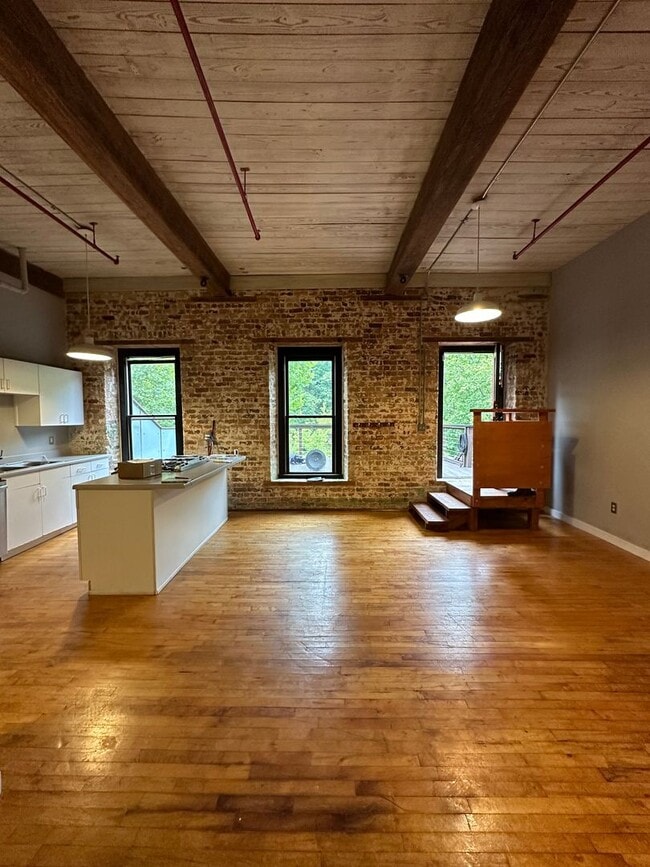 Building Photo - 1 bedroom condo on the river