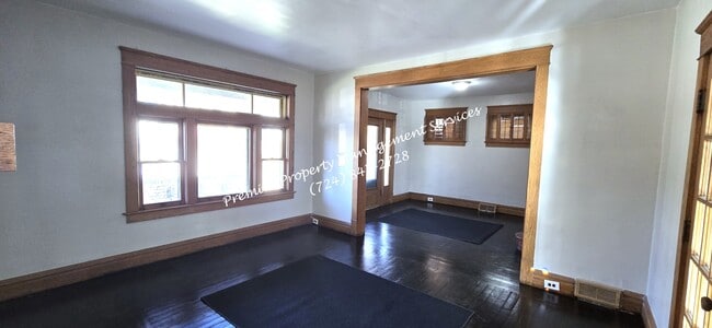 Building Photo - 922 Winslow Ave