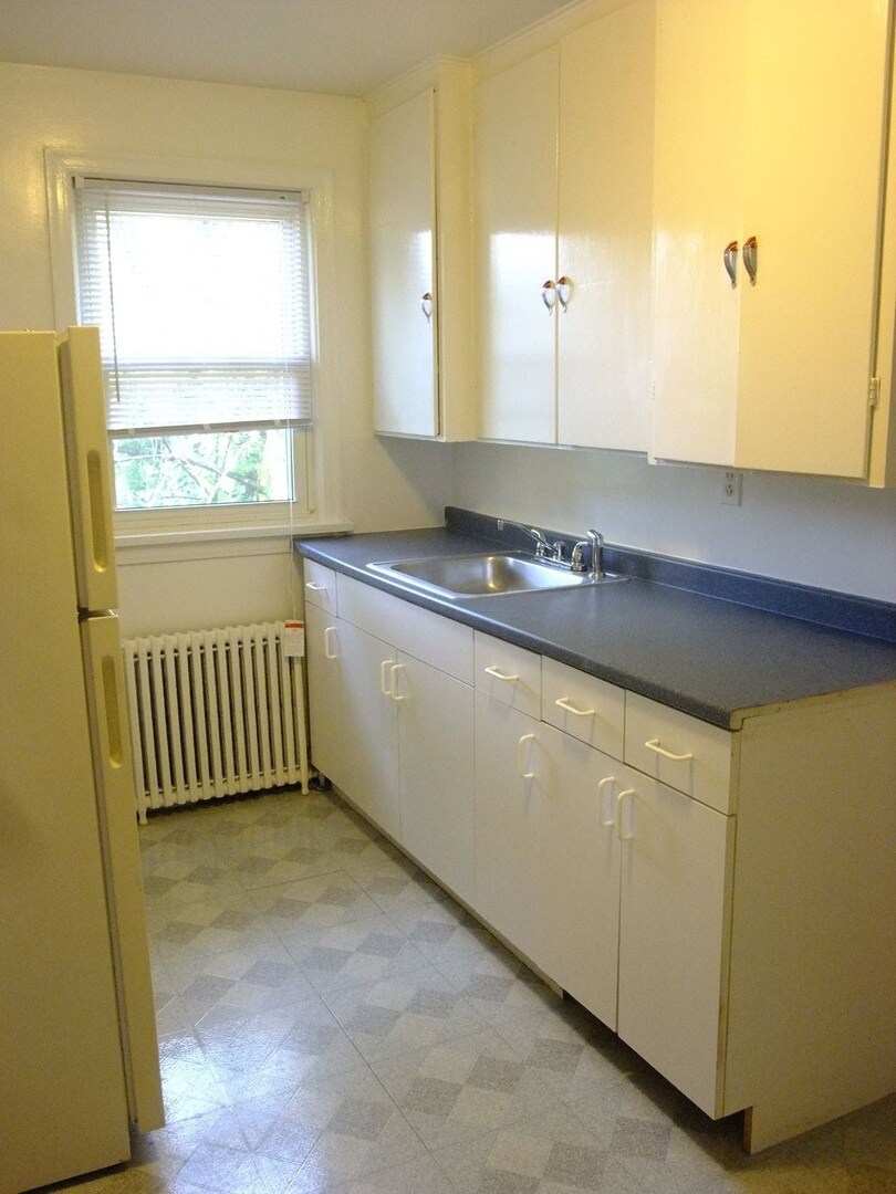 Building Photo - 8206 Greenwood Ave