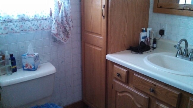 Building Photo - Spacious, Family Friendly, In-Town Home