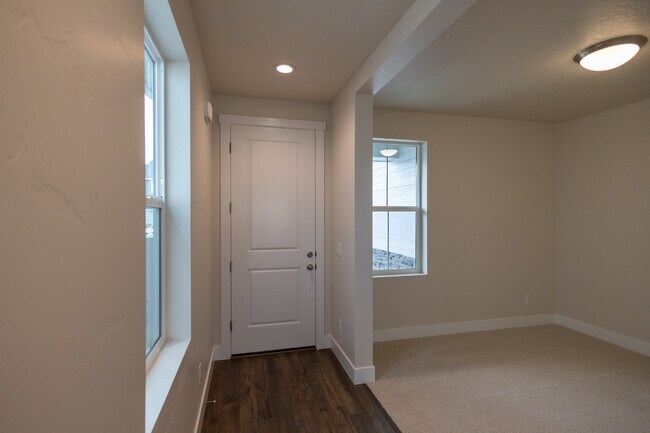 Building Photo - 5558 W Aralia Dr