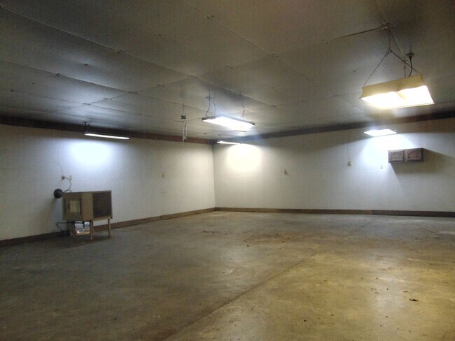 Building Photo - Fayette Family Farm House!