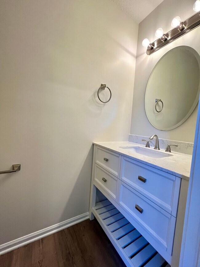 Building Photo - Charming 2 Bedroom Townhouse
