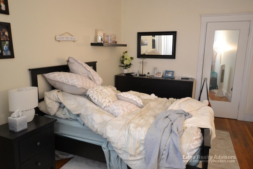 Building Photo - 62 Egmont St