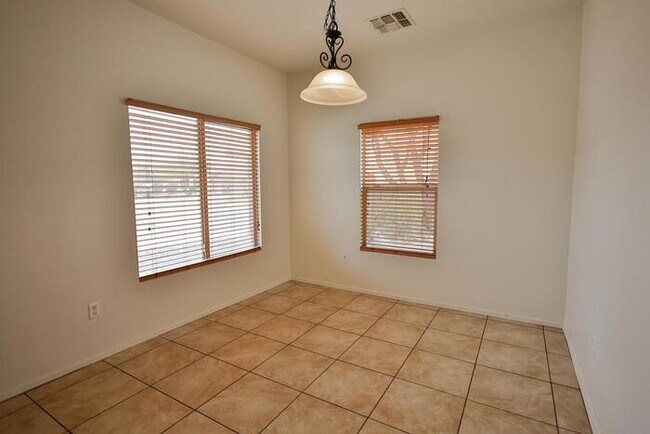 Building Photo - 831 W Calle Valenciana