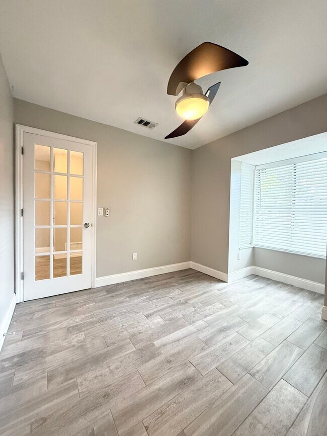 Building Photo - 621 Landings Pl