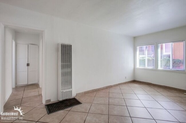 Building Photo - Charming 1Bdm 1Ba Apartment in the Heart o...
