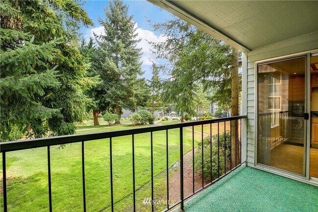 Building Photo - Location, Location, Location 3-bedroom Sammamish Bluffs Condo
