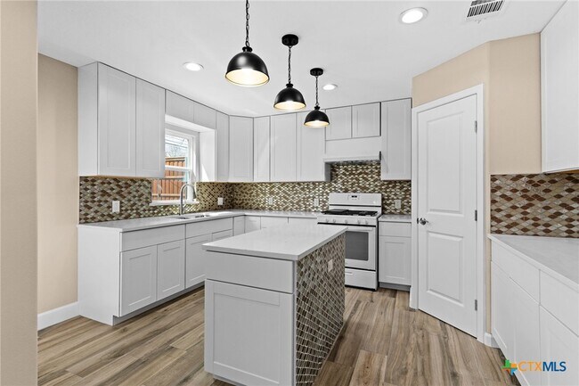 Building Photo - 209 W Victory Ave