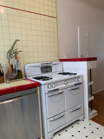 Building Photo - 520-522 N Rossmore Ave