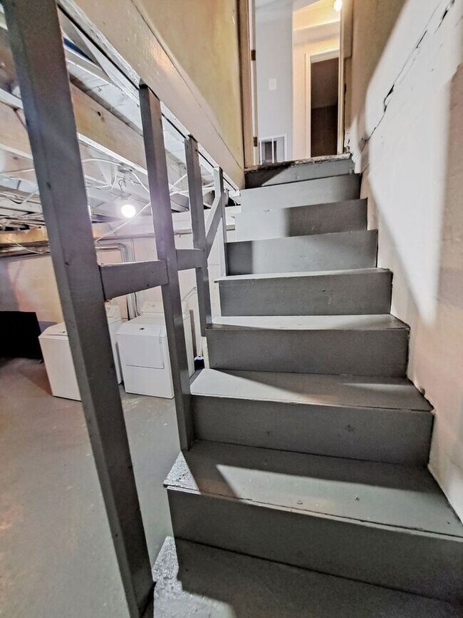 Building Photo - Mid-Century Modern SFH 3-Level, All Utilit...