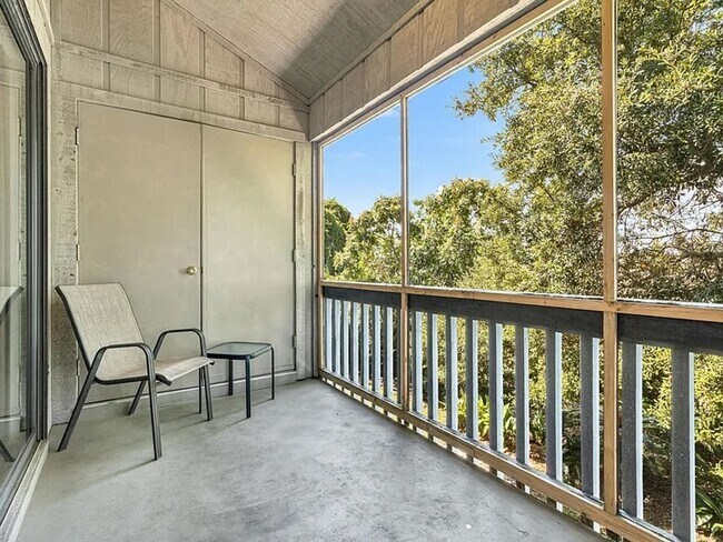 Building Photo - Beautiful Condo with Beach Front Access