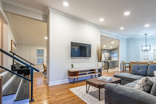 Building Photo - 702 Chambers Dr NE