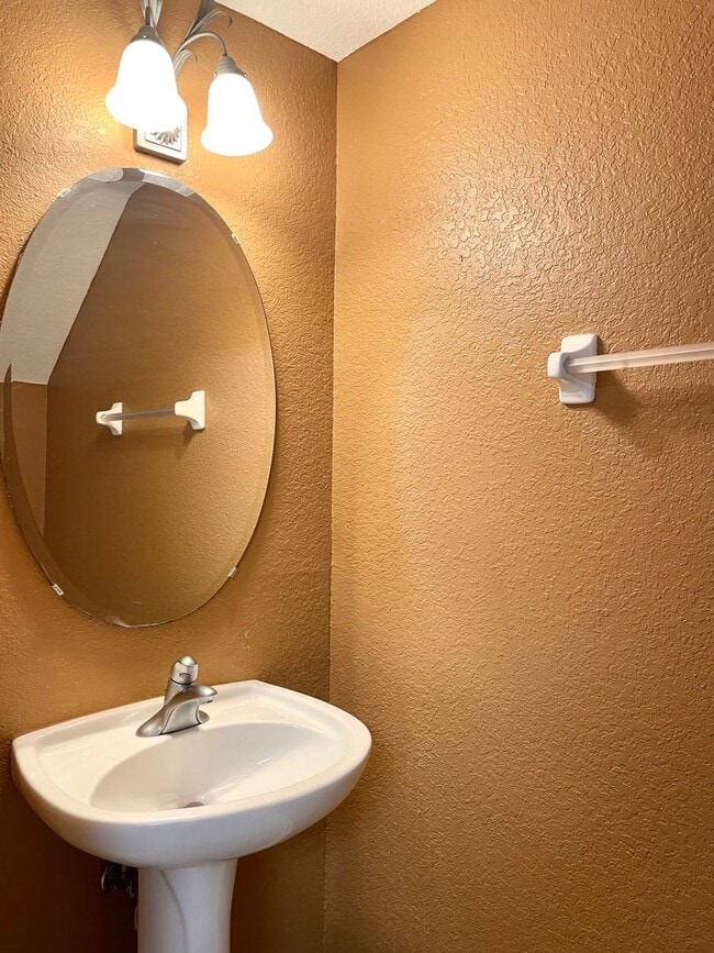 Building Photo - $1,690 2 BED / 2.5 BATH - 2 Story Townhouse