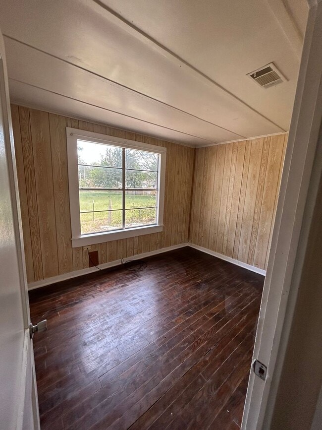 Building Photo - 3 Bedroom home central air and heat