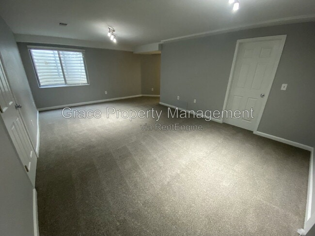 Building Photo - 930 Button Rock Dr