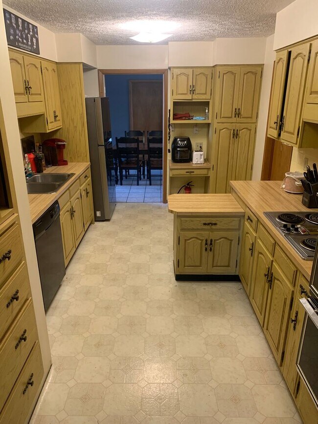 Building Photo - *** AVAILABLE AUGUST 2027 *** 3 Bedroom - 2 Bath Home (Great for a large group!)