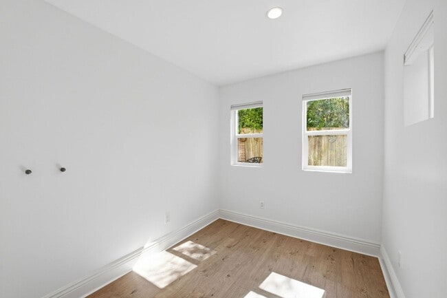 Building Photo - 321 Moultrie St