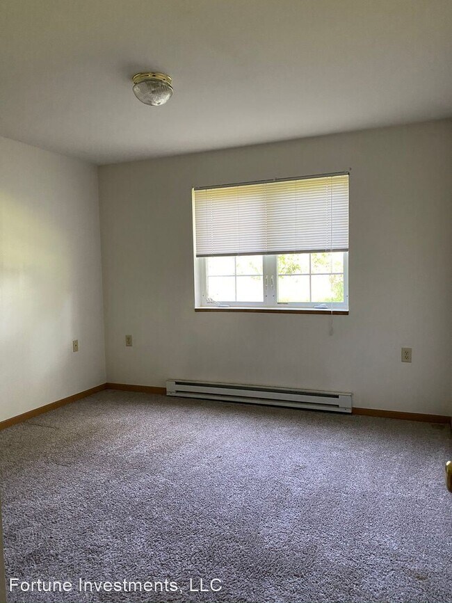 Building Photo - 2 br, 1 bath Apartment - 6522-28 Lake Rd 6...
