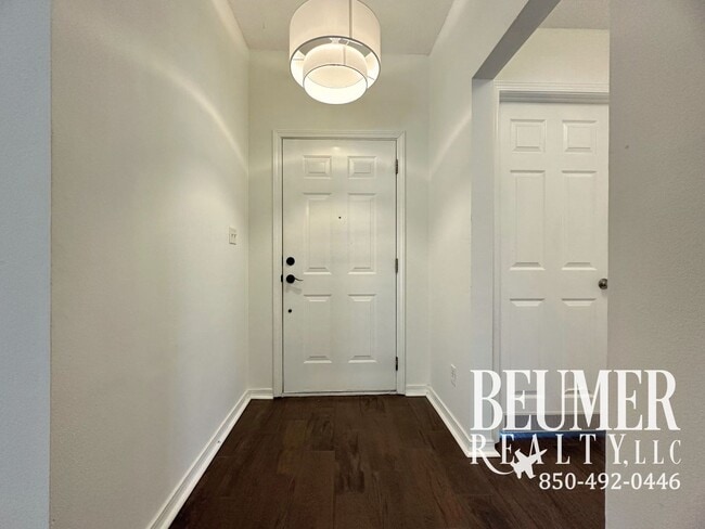 Building Photo - 3 bedroom 2 bath home with Beautiful Backyard