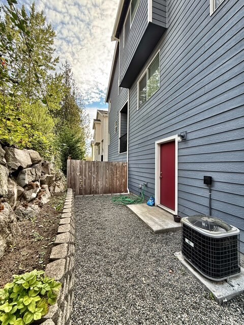 Building Photo - 1090 NW Dragonstone St