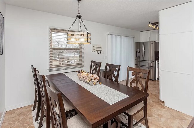 Building Photo - LOWER BEAVER!! 4 Bed, 2 Bath Home in Des Moines