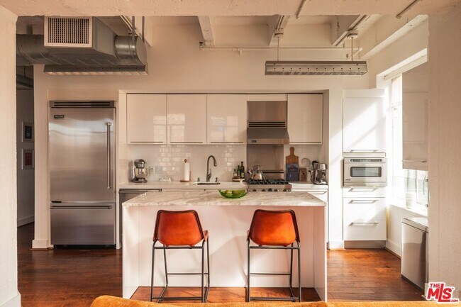 Building Photo - 6253 Hollywood Blvd