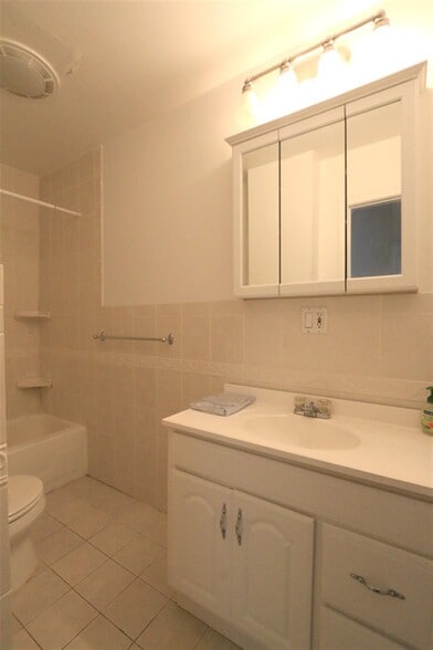 Building Photo - 41 Ossipee Rd