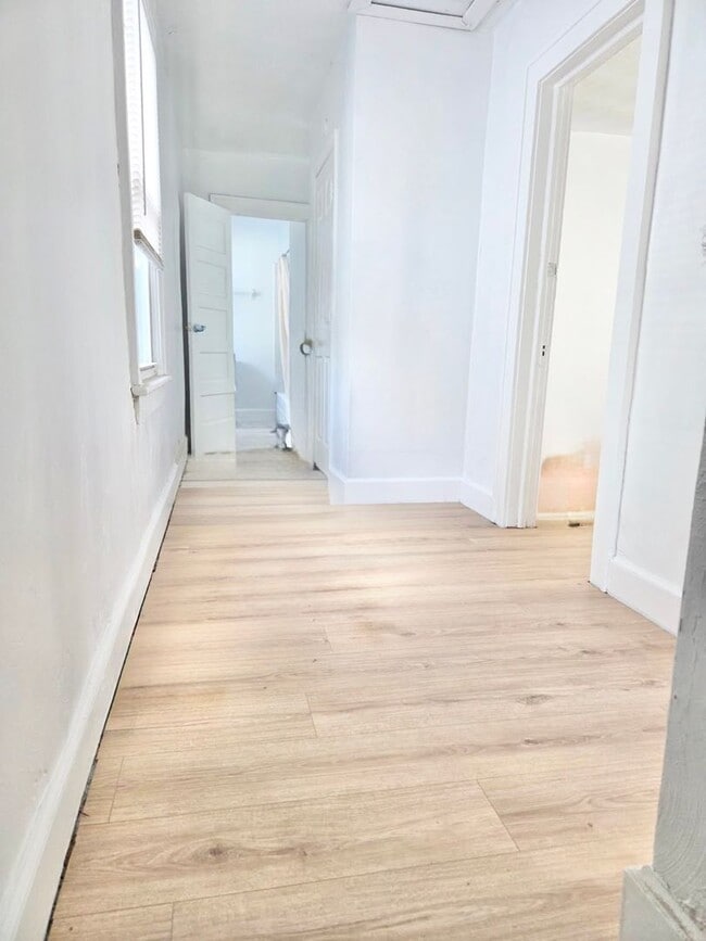 Building Photo - ***RENT READY~4 Bed RENOVATED 2 story house/w/ downstairs bedroom/Granite countertops