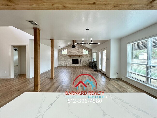 Building Photo - Country Living At It's Finest!