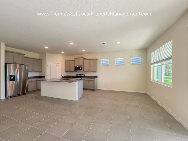 Building Photo - LAKEWOOD RANCH! 4 BEDROOM/2 BATH/ PET FRIENDLY! COMMUNITY POOl! READY for MARCH 2026