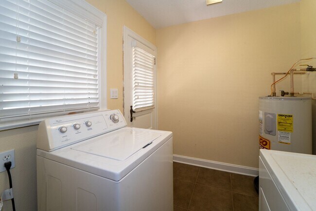 Building Photo - Davis Shores 3/2 Single Family Home