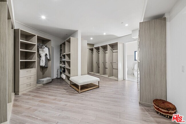 Building Photo - 6181 Temple Hill Dr