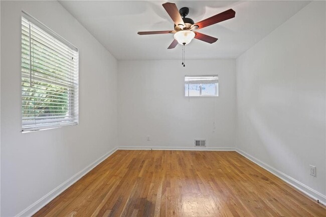 Building Photo - 2311 Robin Ln SE