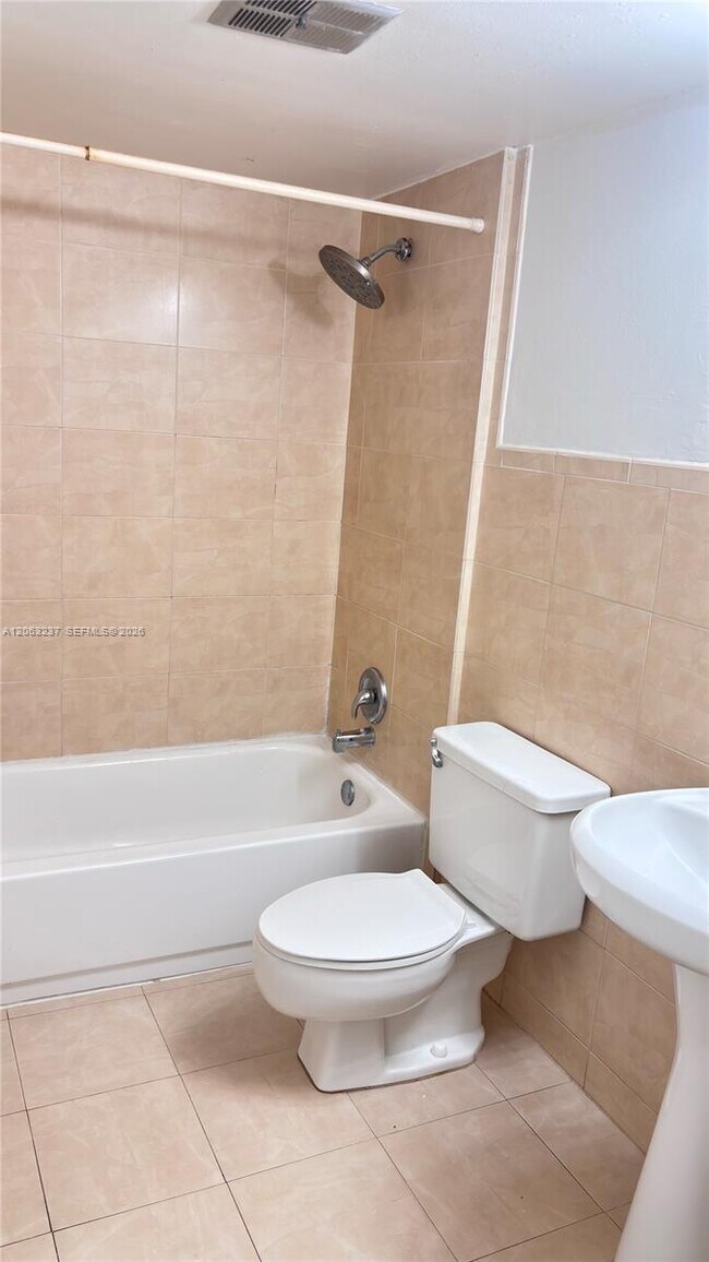 Building Photo - 10421 N Kendall Dr